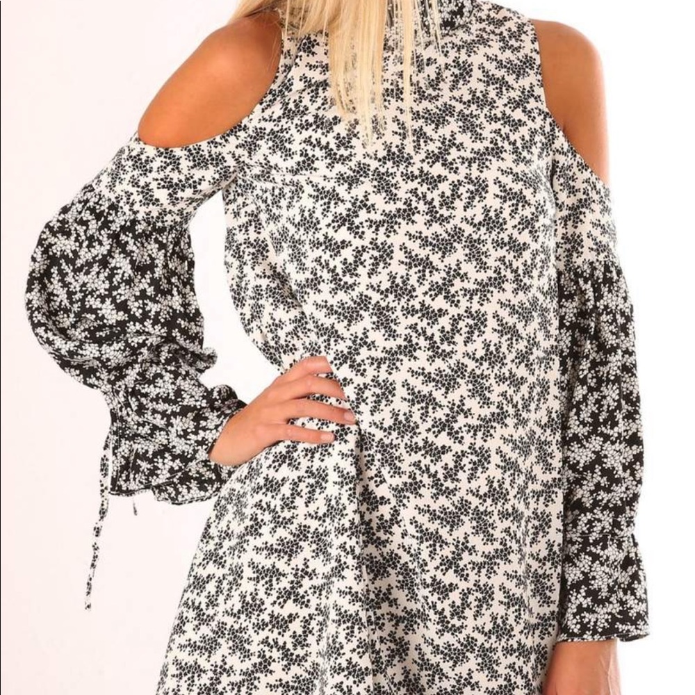 Elliatt | cold shoulder Poet Dress - Picture 5 of 8